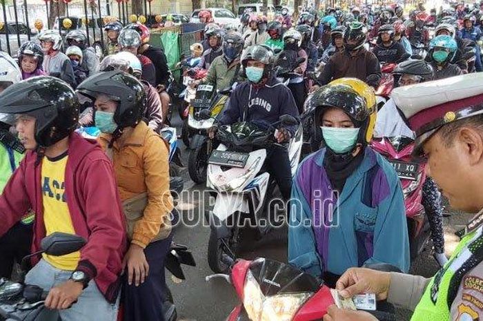 Petugas Satlantas Polresta Sidoarjo saat menggelar razia di depan Pendopo Sidoarjo, Jawa Timur, Selasa (29/10/2019)    