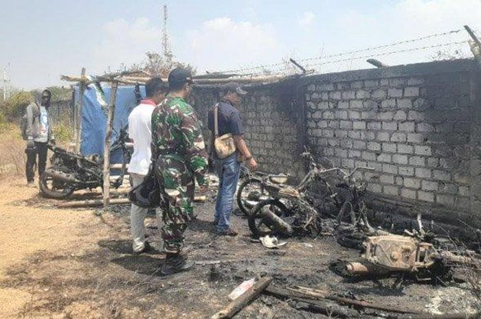 Motor para nelayan ditinggal pemiliknya mencari rumput laut.