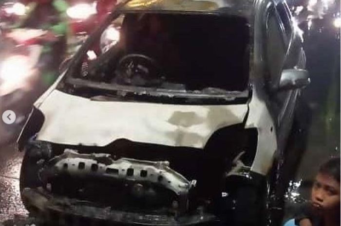 Toyota Yaris Ludes terbakar di Cengkareng, Jakarta Barat