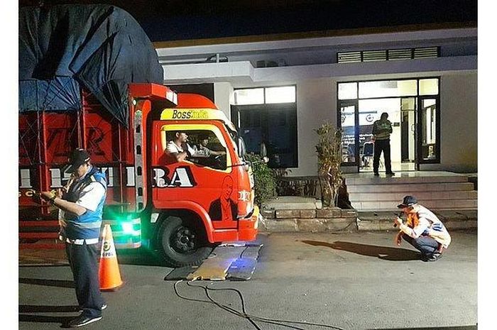 PT Jasa Marga Persero saat melaksanakan operasi kendaraan ODOL di Jalan Tol Purbaleunyi, Senin (28/10/2019) malam. 
