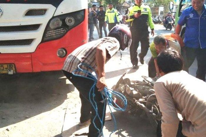 Bus Harapan Jaya menabrak sepeda motor di Tulungagung