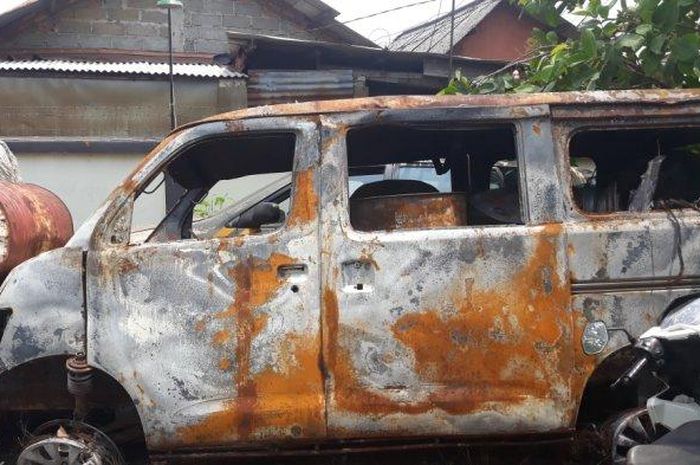 Bangkai Daihatsu Granmax pemicu kebakaran di SPBu daerah Cipayung, Jakarta Timur