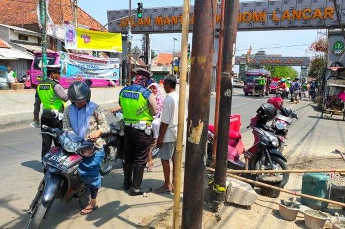 Polisi menilang pengendara di Kadipaten, Kabupaten Majalengka, Jawa Barat, Rabu (30/10/2019).  