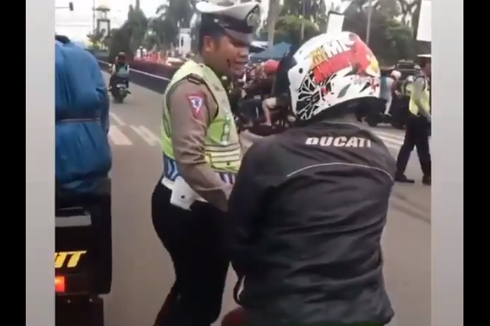 Nge-prank Polisi saat razia, apa yang didapat oleh pengendara Honda BeAT ini
