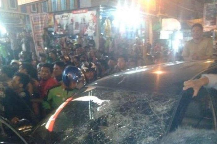 Ilustrasi mobil yang rusak dihakimi warga