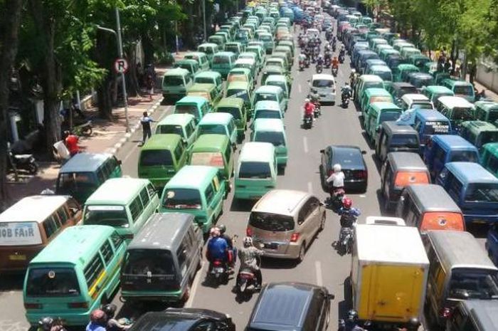 Ilustrasi kepadatan lalu lintas di Surabaya.