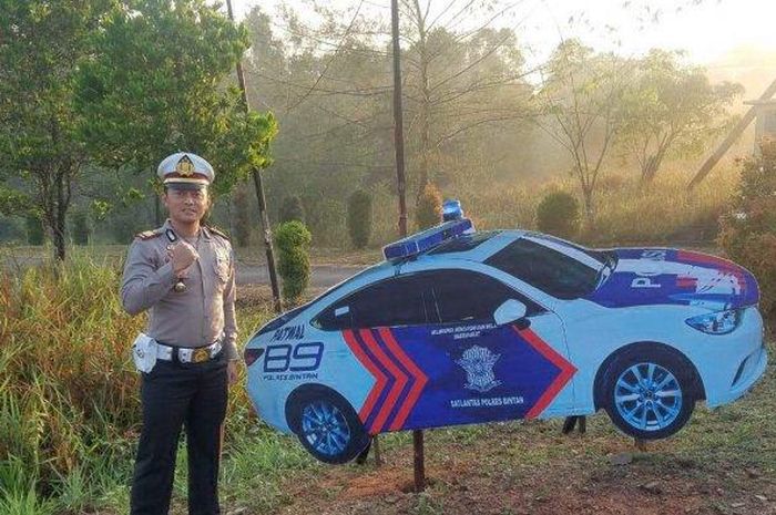 Polisi pasang mobil-mobilan agar pengguna jalan makin taat aturan