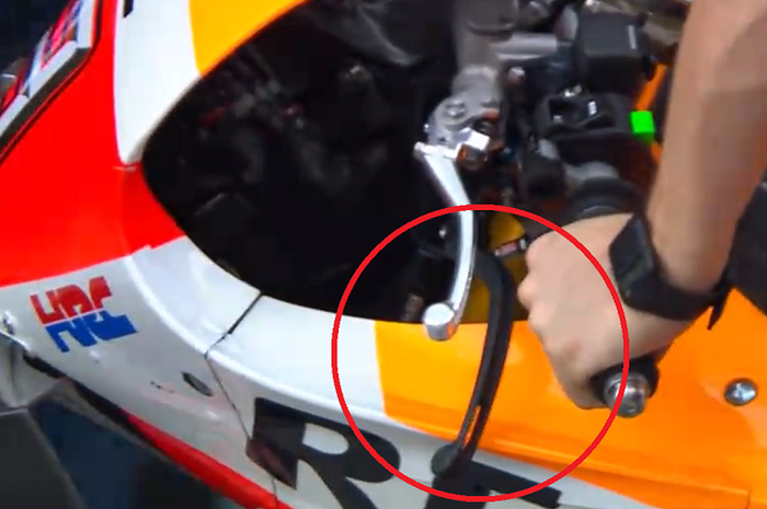 Tuas kopling dan tuas rem belakang yang dipasang di motor Marc Marquez saat latihan bebas MotoGP Malaysia di Sirkuit Sepang, 1 November 2019.