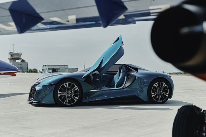 DS X E-Tense dengan model scissor di bagian kirinya