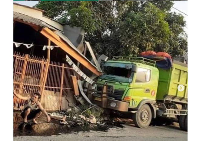 truk seruduk bengkel di Tangerang