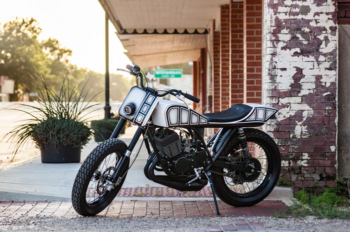 Yamaha RD400 street tracker