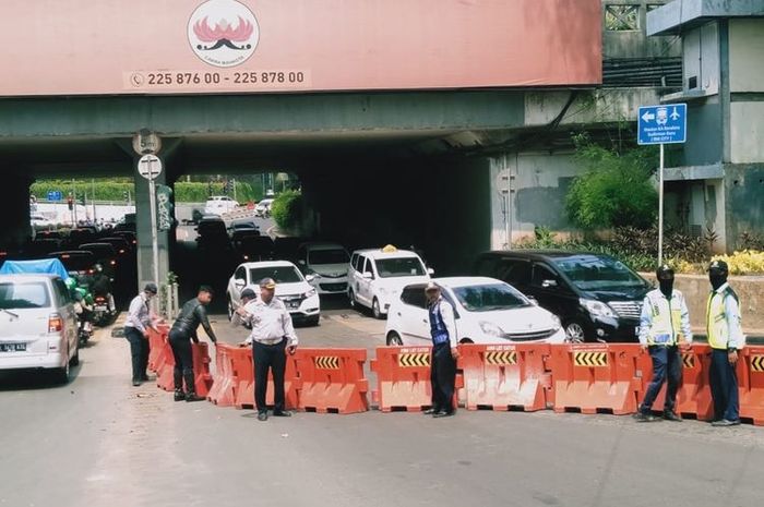 Pengalihan arus di Jalan Galunggung, Setiabudi, Jakarta Selatan