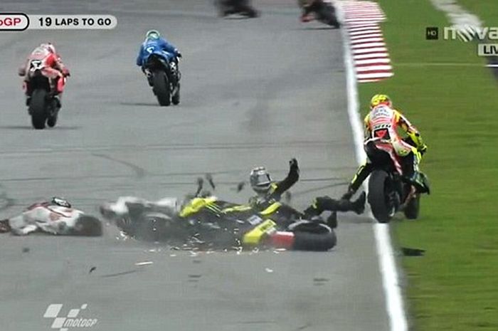 Tubuh Marco Simoncelli terkapar di aspal sirkuit  Sepang setelah kecelakaan pada lap kedua MotoGP Malaysia 2011