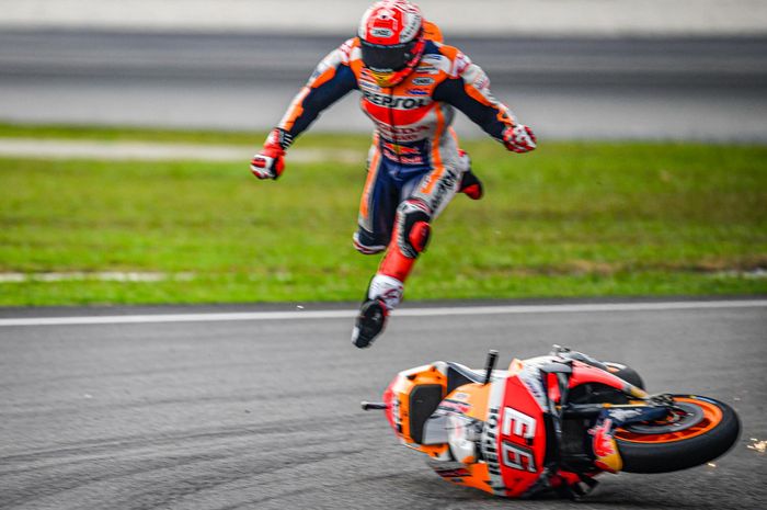 Pembalap Repsol Honda, Marc Marquez saat mengalami kecelakaan pada kualifikasi MotoGP Malaysia 2019 di Sirkuit Sepang, Sabtu (2/11/2019).
