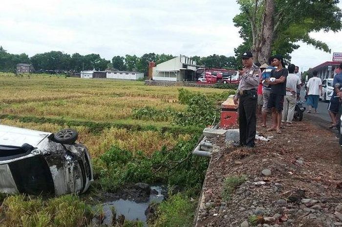Toyota Agya terguling ke sawah di tikungan tajam di Kalimanah, Purbalingga, Jateng