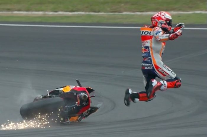 Marc Marquez terjatuh di tikungan kedua pada penghujung sesi kualifikasi MotoGP Malaysia (2/11)