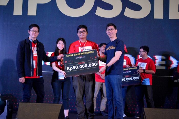 Marketing Director PT TAM, Anton Jimmi Suwandy (kanan) menyerahkan hadiah kepada pemenang Toyota Fun/Code juara pertama.