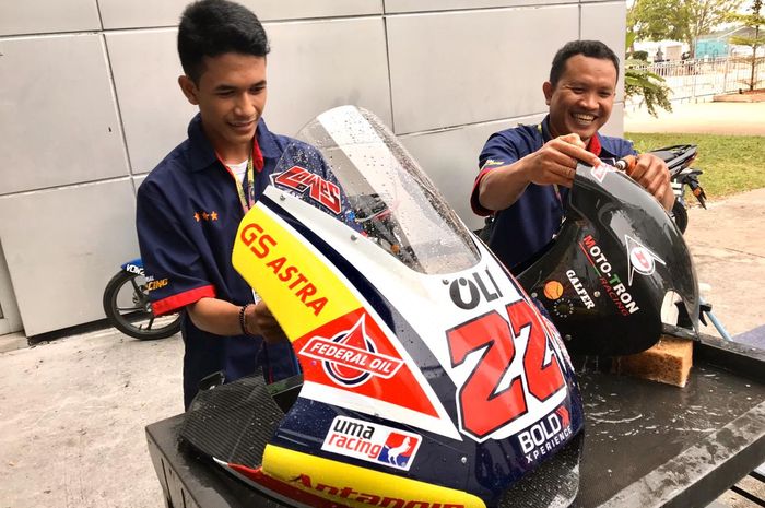 I Gede Suarjaya (kiri) dan I Made Diana magang sebagai mekanik di tim Federal Oil Gresini Moto2 di MotoGP Malaysia 2019