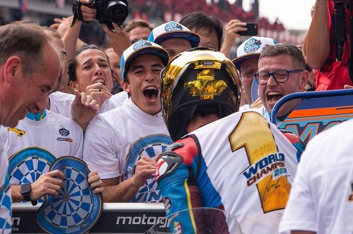 Pembalap Repsol Honda, Marc Marquez, turut merayakan keberhasilan sang adik, Alex Marquez, meraih gelar juara dunia Moto2 2019 di Sepang, Malaysia, Minggu (3/11/2019).