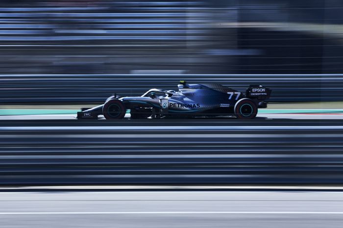 Valtteri Bottas raih pole position dan berpeluang menahan Lewis Hamilton