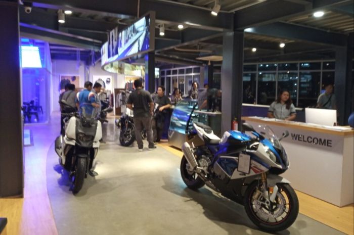 Ruang display dealer BMW Motorrad di Puri Kembangan, Jakarta Barat
