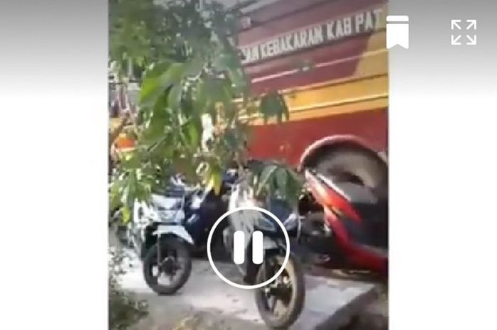 Tangkapan layar video viral di Facebook yang mendokumentasikan truk damkar terjang sejumlah motor di Kabupaten Pati, Jawa Tengah