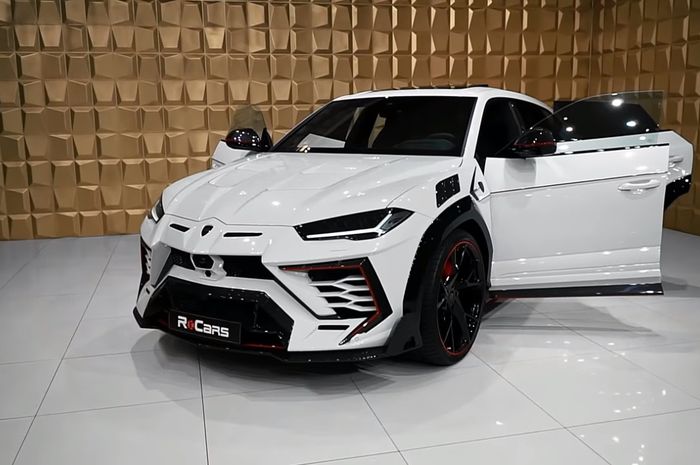 Lamborghini Urus dengan body kit Mansory