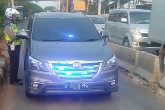 Toyota Kijang Innova bernopol RFD dicegat Polisi karena serobot jalur busway dan memakai lampu strobo.