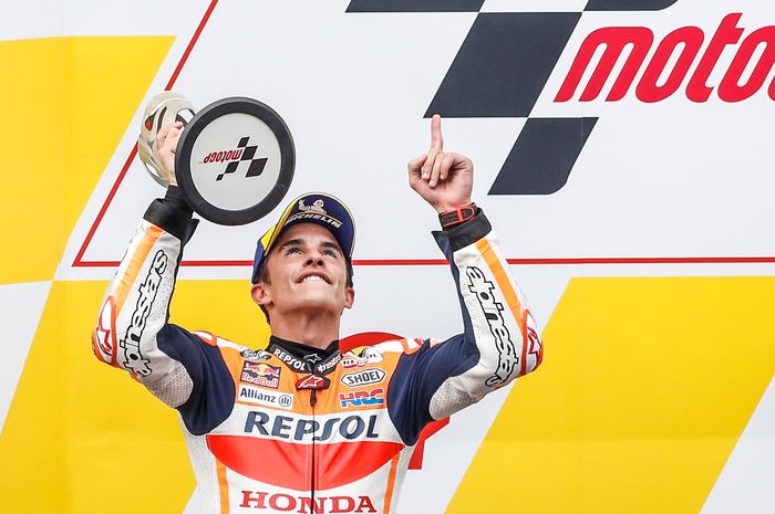 Marc Marquez melihat ke langit sambil mengacungkan jari, tanda persembahkan kemenangan MotoGP Malaysia untuk almarhum Afridza Munandar
