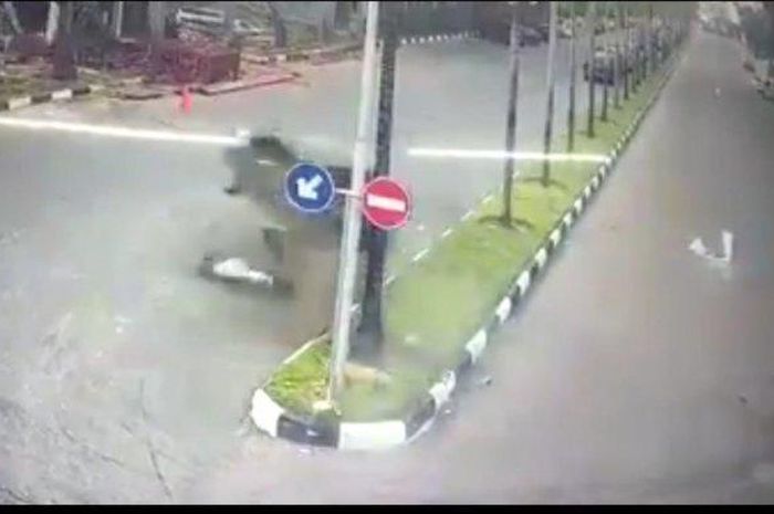 Detik-detik Nissan Juke menghantam pembatas jalan dan seorang wanita