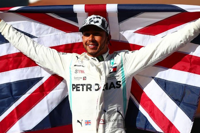 Lewis Hamilton dapat ucapan selamat dari Valentino Rossi dan Marc Marquez