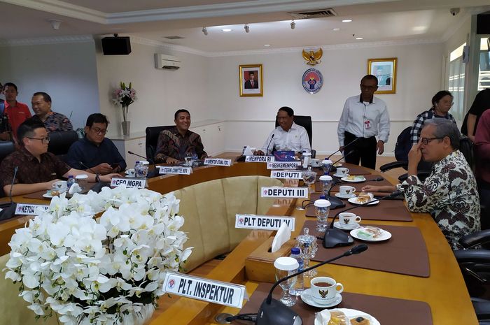 Suasana pertemuan di ruang rapat Kemenpora (5/12). Menpora menyambut pihak ITDC dan IMI. 