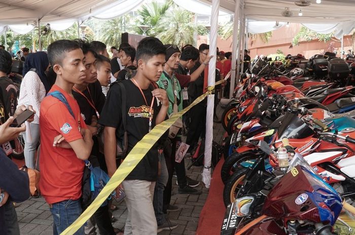 PENGUNJUNG TERKESIMA AKAN RATUSAN MOTOR HONDA MODIF DI HONDA MODIFICATION CONTEST MEDAN