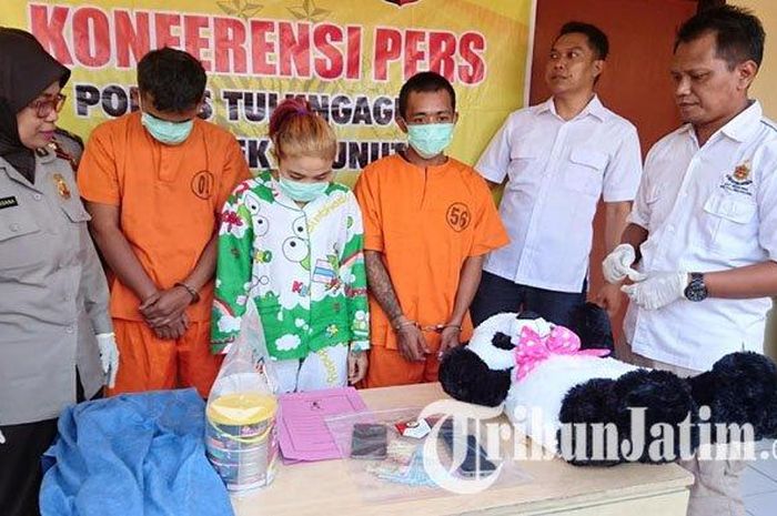 Kapolsek Ngunut, Kompol Siti Nurinsana menunjuk barang bukti kejahatan komplotan pencuri spesialis swalayan lintas kota.  