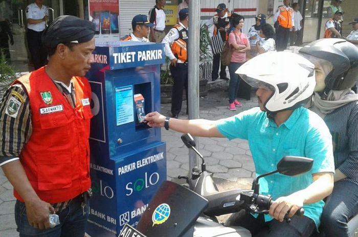 Ilustrasi. Warga menempelkan kartu e-parkir di mesin parkir elektronik non-tunai di kawasan Singosaren, Serengan, Solo, Jateng.
