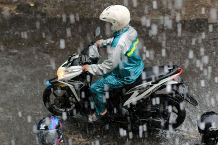 Riding saat hujan, jangan hanya siapkan jas hujan