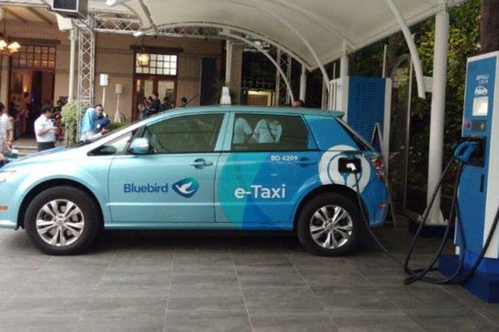 Ilustrasi pengisian daya kendaraan listrik