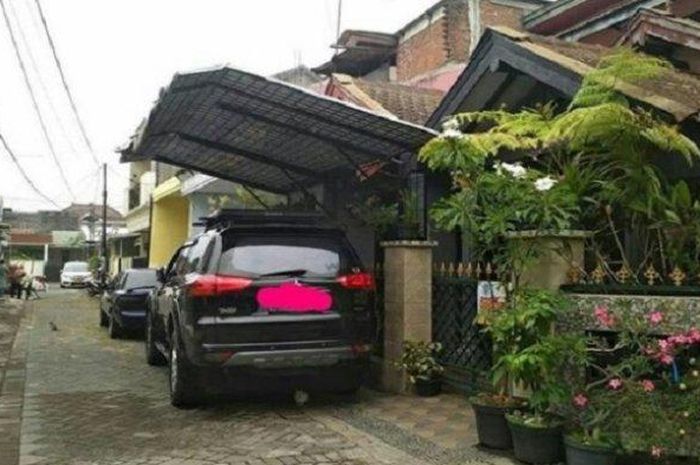 Kanopi rumah Clara Duo Serigala sengaja dibuat menjorok ke jalan untuk melindungi mobil