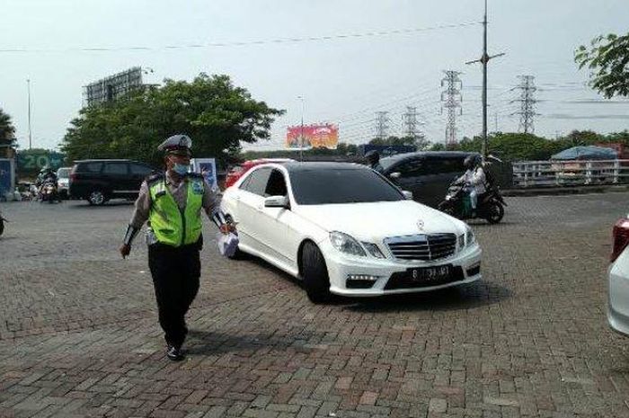 Mercedes Benz E300 Avantgarde AMG terjaring razia polisi di Kawasan Pantai Indah Kapuk, Penjaringan, Jakut karena ketahuan menunggak pajak 