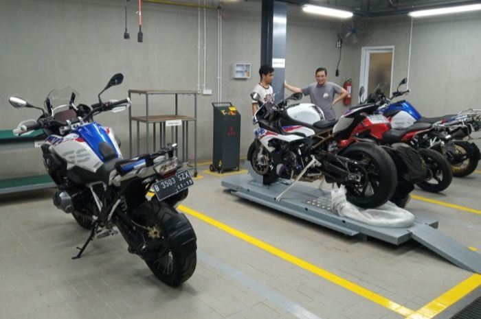 Beberapa moge BMW terparkir di bengkel dealer BMW Motorrad, Kembangan Selatan, Jakarta Barat.