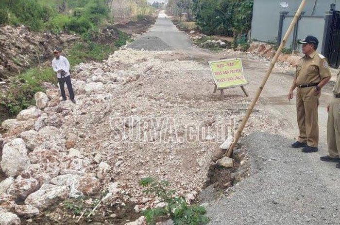 Wakil Bupati Tuban, Noor Nahar Hussein (topi hitam) saat mengecek progres pembangunan Jalur Lingkar Selatan Tuban, Selasa (5/11/2019).