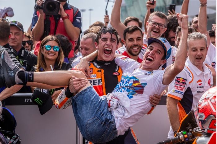 Marc Marquez saat merayakan podium kedua dengan adiknya, Alex Marquez yang juara dunia Moto2