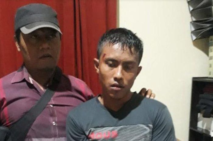 Asnan (kanan), jambret yang babak belur setelah dihajar warga di Surabaya, Selasa (5/11/2019)