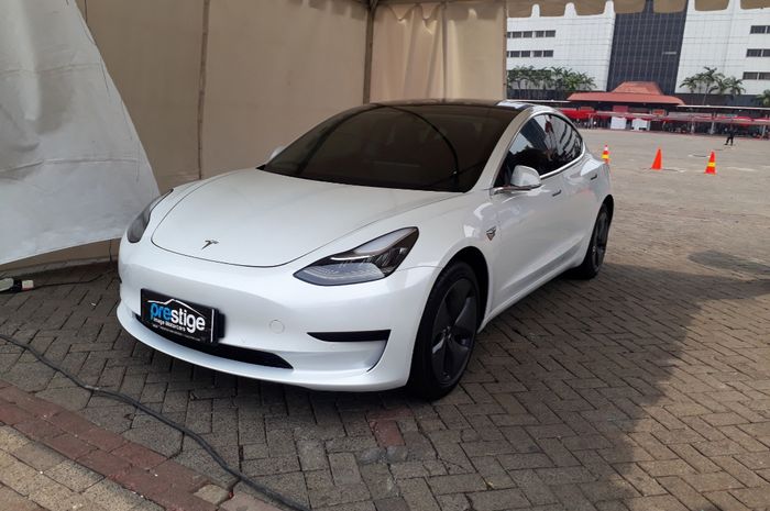 Tesla Model 3 yang mejeng di Pameran energi terbarukan dengan tajuk EBTKE ConEX 2019