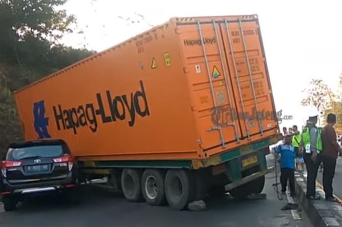 Toyota Kijang Innova tertimpa truk trailer di tanjakan Tuntang-Bawen, Jateng