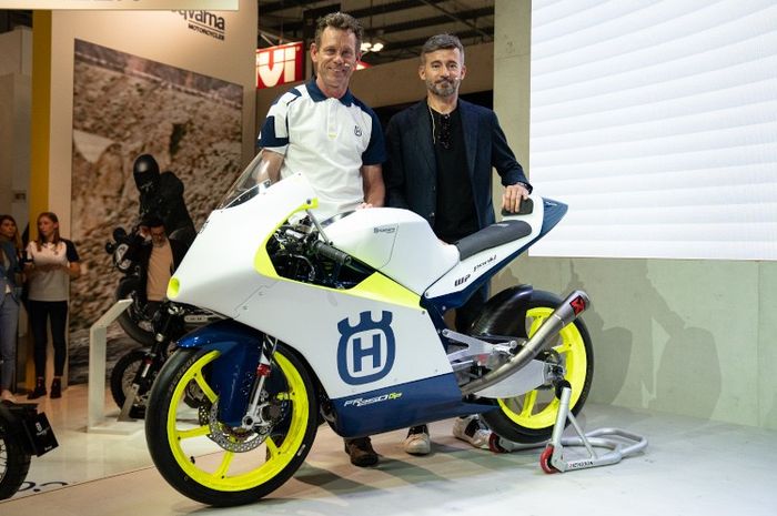 Peter Ottl dan Max Biaggi mengenalkan Husqvarna RS 250 GP