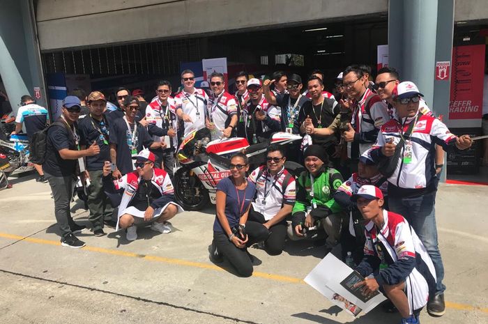 Pose bersama direksi PT Federal Karyatama beserta rombongan Federal Oil Tour MotoGP Sepang 2019