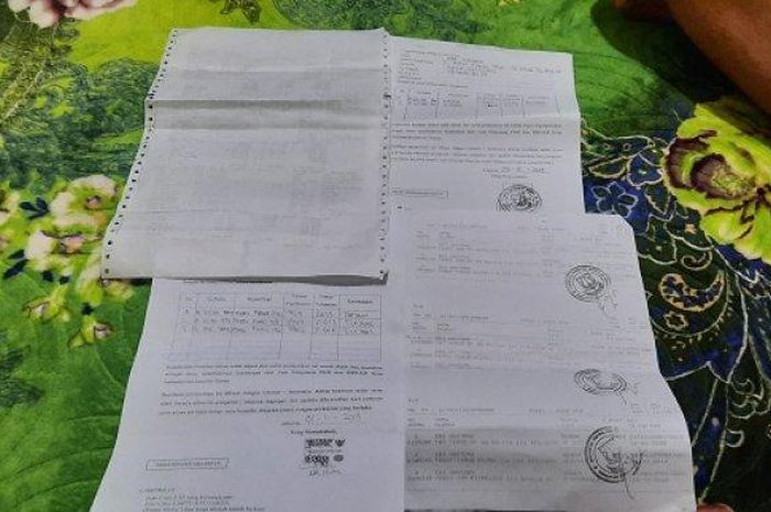 Bukti dokumen yang diterima Edi Hartono dari Samsat Kebon Nanas, Jakarta Timur terkait namanya yang tercatat sebagai pemiliki tiga mobil mewah