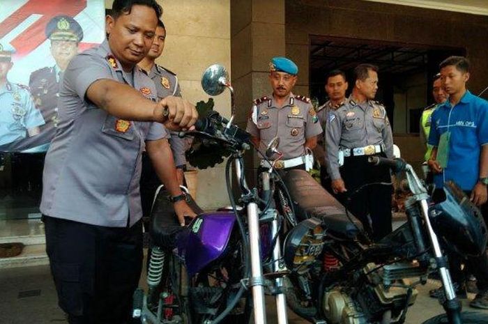 Kapolres Tulungagung, AKBP Eva Guna Pandia menunjukkan sepeda motor yang disita selama Operasi Zebra Semeru 2019, karena balapan di jalan raya. 