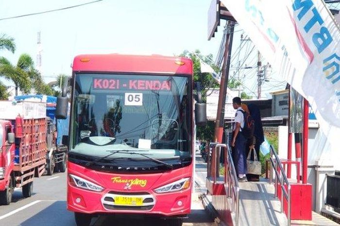 Bus Trans Jateng Koridor 2 Kedungsepur tengah berhenti di halte alun-alun 1 dan alun-alun 2. 